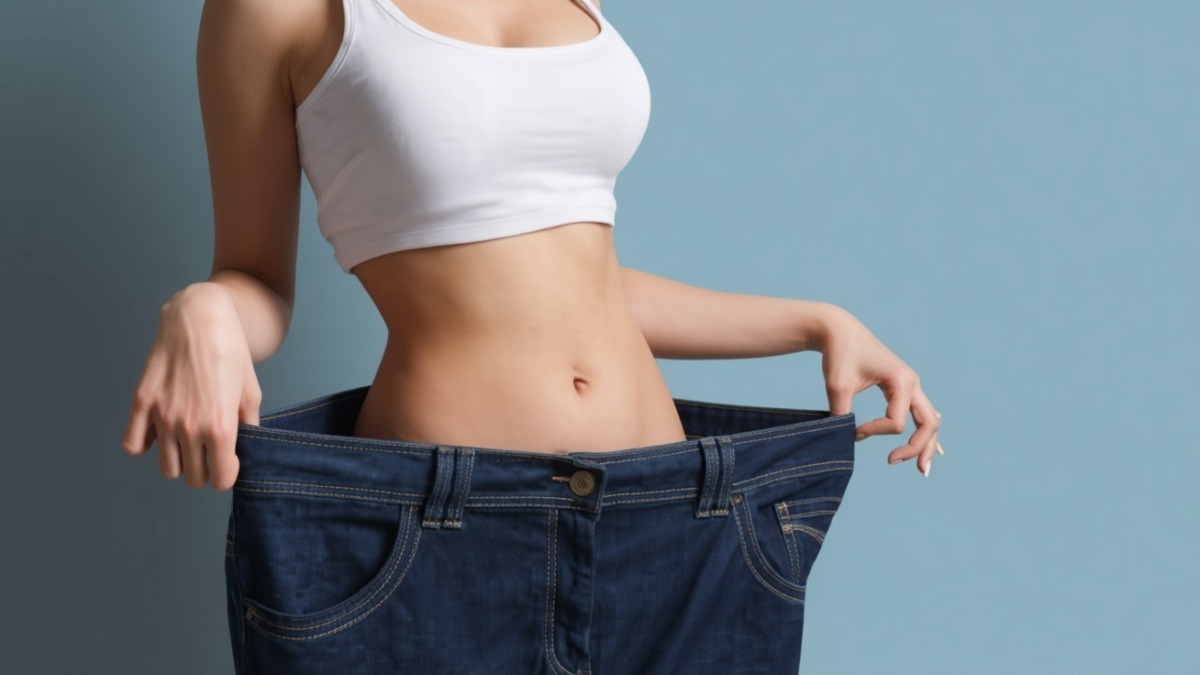 Cattura di una donna che mostra vestiti larghi per evidenziare perdita di peso e dimagrimento, simbolo di successo nel percorso di salute e fitness.