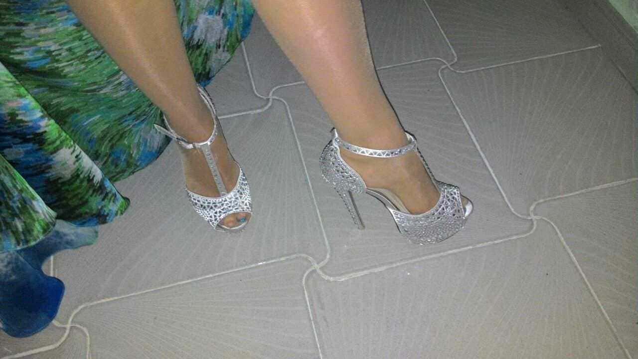 Sandali eleganti con tacco alto in argento e dettagli in pandant