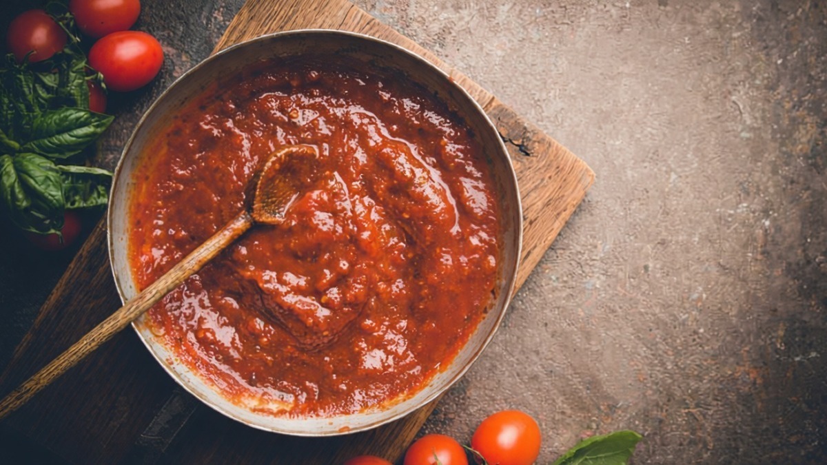 Salsa di pomodoro fatta in casa con basilico e pomodori freschi