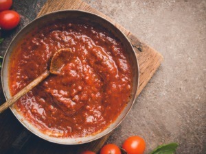 Salsa di pomodoro fatta in casa con basilico e pomodori freschi