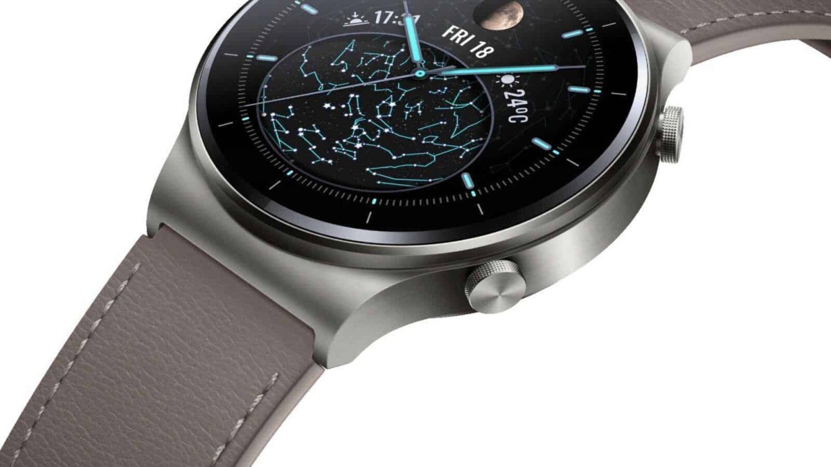 Bold: orologio smart watch con cinturino in pelle, display digitale con mappa stellare e luna, funzioni di data e orario, ideale per appunti sul blog e tecnologia moderna.