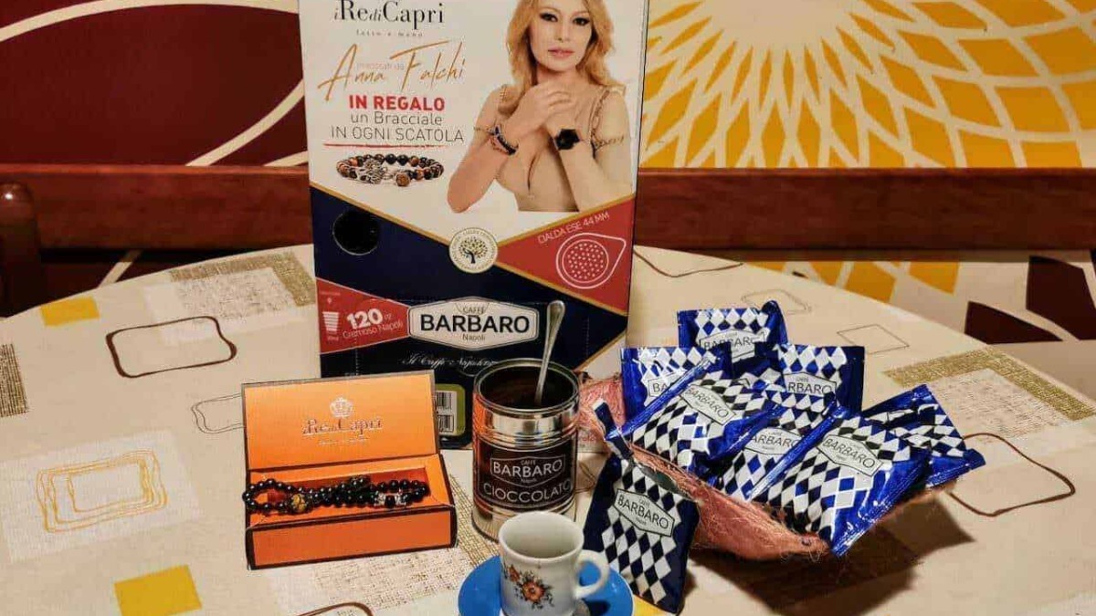 Bracciale regalo con confezione e cioccolato Barbaro, sulla tavola con tazza, in sala da pranzo. presentazione di idee regalo e dolci artigianali. decorazione calda e accogliente.