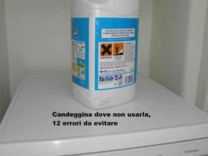 Prodotto detergente per bucato con etichetta di sicurezza, vendita, uso e avvertimenti, su superficie bianca, immagine illustrativa di pulizia e cura della casa, per blog di consigli e appunti.