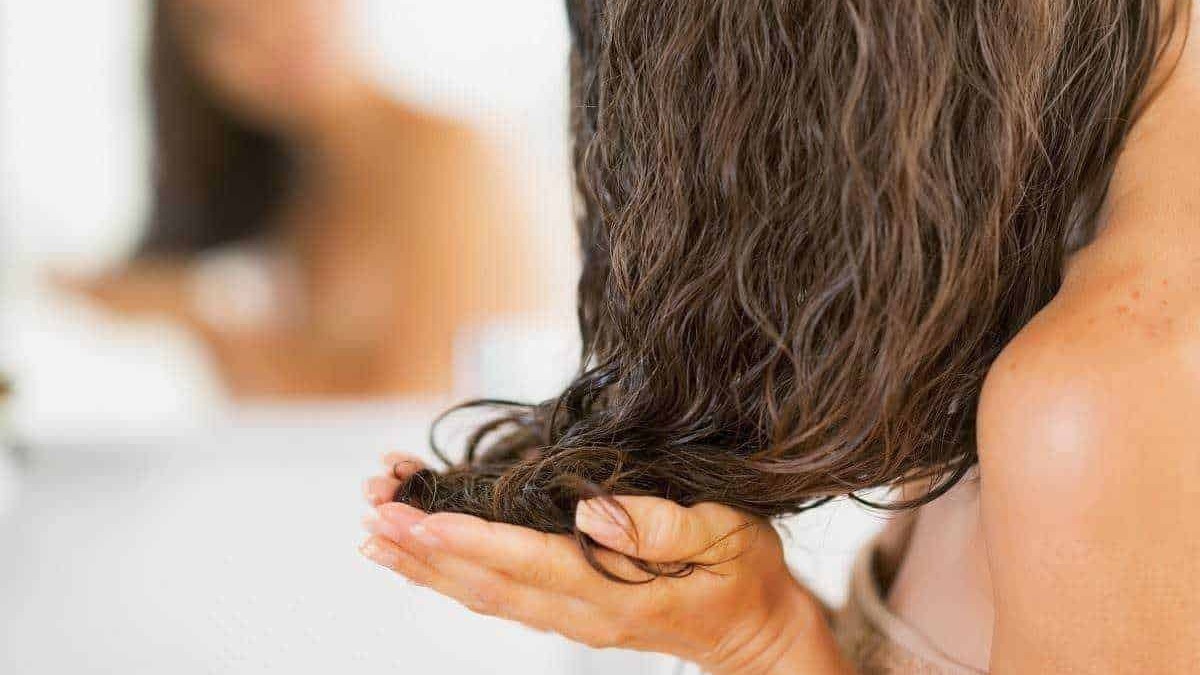 Capelli ricci morbidi e lucenti cura dei capelli, prodotti per la crescita, trattamento naturale per capelli ricci, bellezza dei capelli, routine di cura dei capelli.