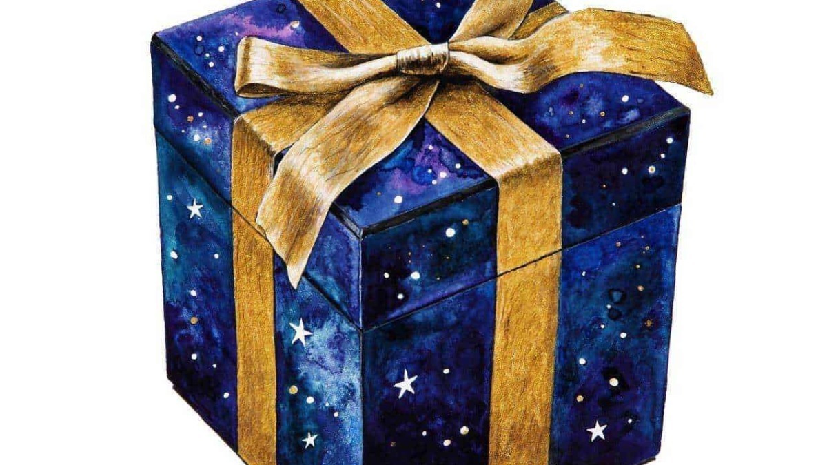 Lato alt: Immagine di una scatola regalo azzurra con stelle e galassie, decorata con un nastro dorato elegante su sfondo bianco.