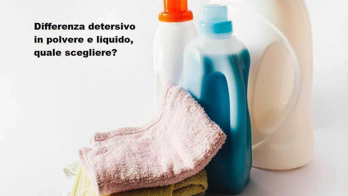 Lattine di detergente liquido e in polvere con panni in spugna per la pulizia della casa, confronto tra detergenti polvere e liquido, idee per pulire in modo efficace.