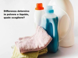 Lattine di detergente liquido e in polvere con panni in spugna per la pulizia della casa, confronto tra detergenti polvere e liquido, idee per pulire in modo efficace.