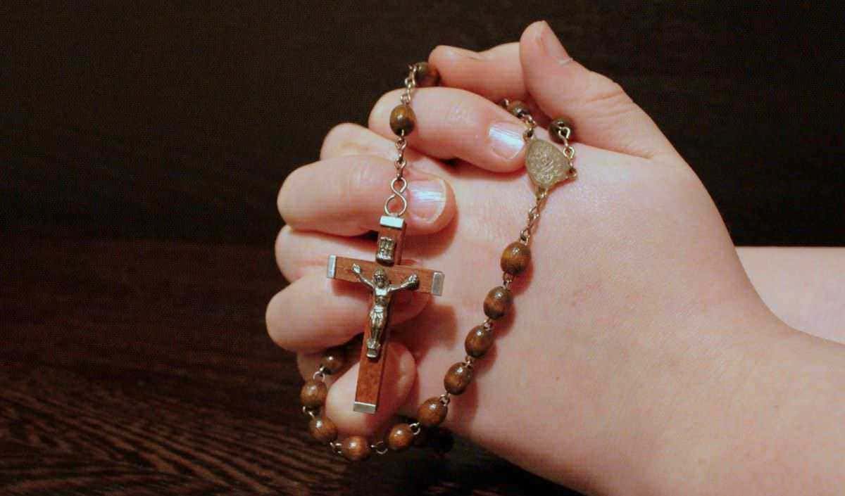 Quanti grani ha il rosario: Quanti grani ha un rosario? Breve storia del rosario. Rosario cattolico con grani e crocifisso