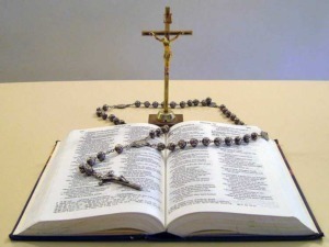 Rosario cattolico con grani e crocifisso