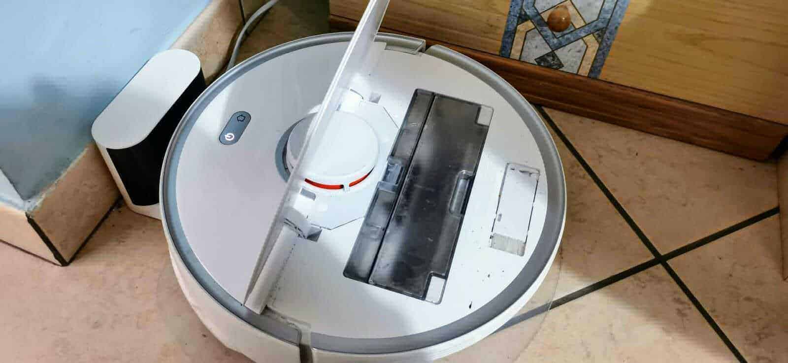 Roborock S5 Max in funzione, con mappa di navigazione visibile sull'app, che mostra la tecnologia di mappatura e pianificazione del percorso.