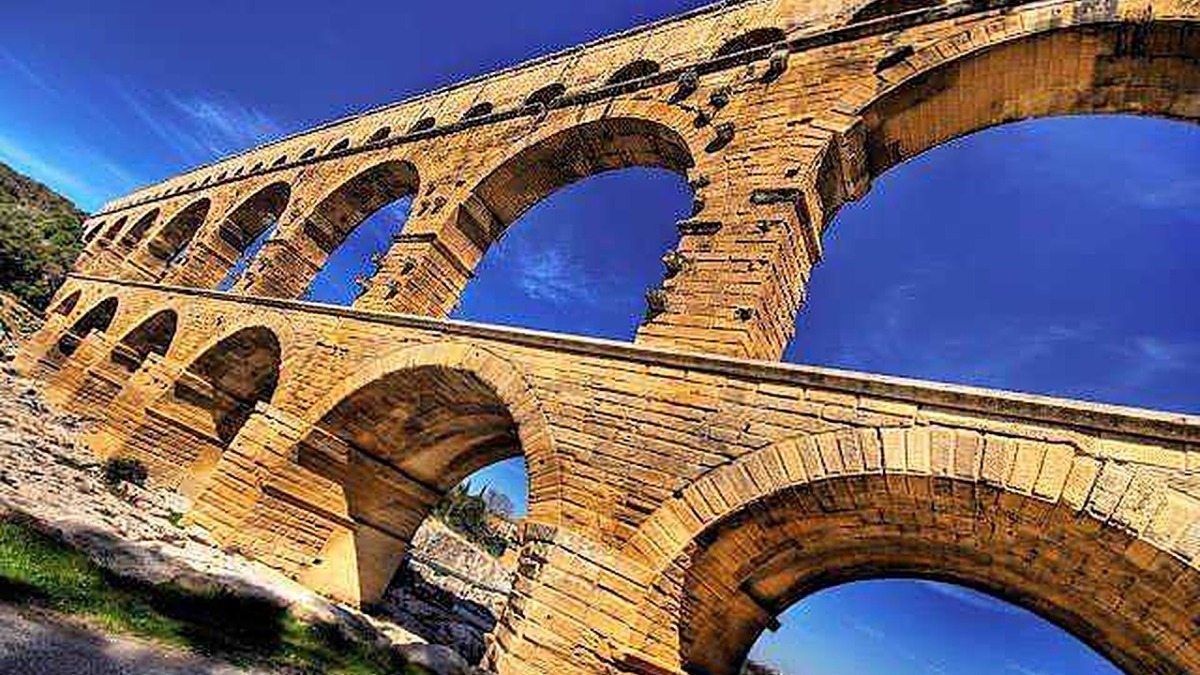 Pont du Gard, acquedotto romano, archi in pietra, patrimonio UNESCO, attrazione storica, monumenti antichi in Francia, patrimonio culturale, architettura romana, sito archeologico, bellezza storica.