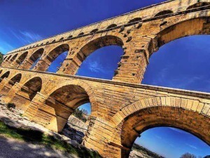 Pont du Gard, acquedotto romano, archi in pietra, patrimonio UNESCO, attrazione storica, monumenti antichi in Francia, patrimonio culturale, architettura romana, sito archeologico, bellezza storica.