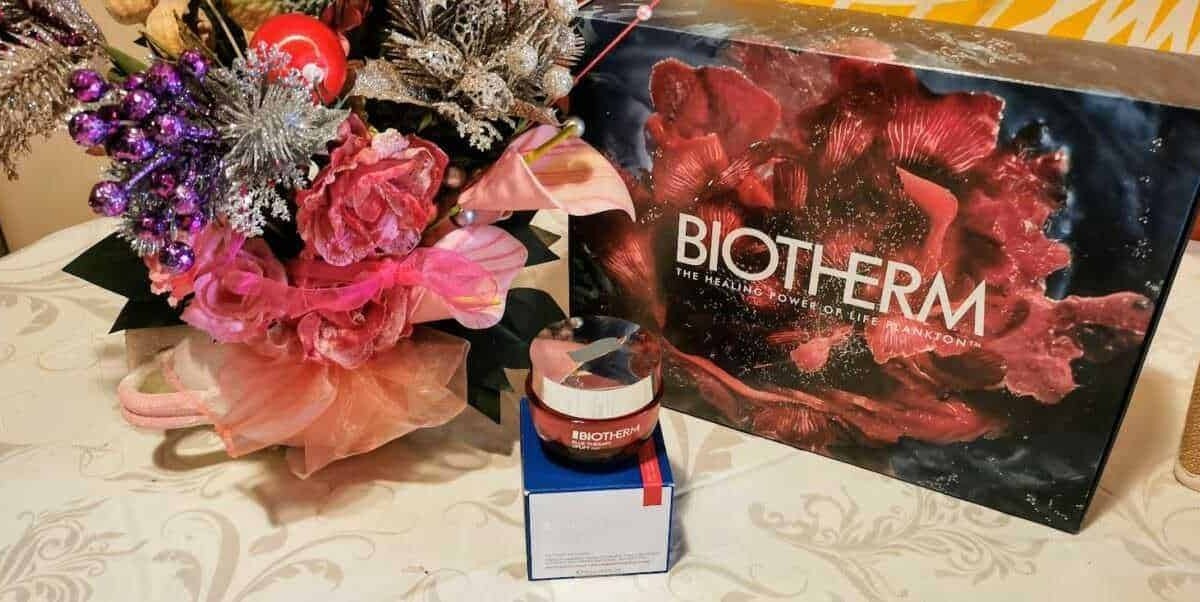 Flor bouquet con prodotti skincare Biotherm su tavolo, confezione regalo skincare, regalo di bellezza, prodotti Biotherm, cura della pelle, cosmetici di lusso, regali natalizi.
