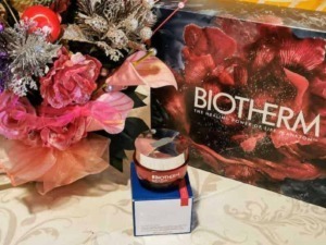 Flor bouquet con prodotti skincare Biotherm su tavolo, confezione regalo skincare, regalo di bellezza, prodotti Biotherm, cura della pelle, cosmetici di lusso, regali natalizi.