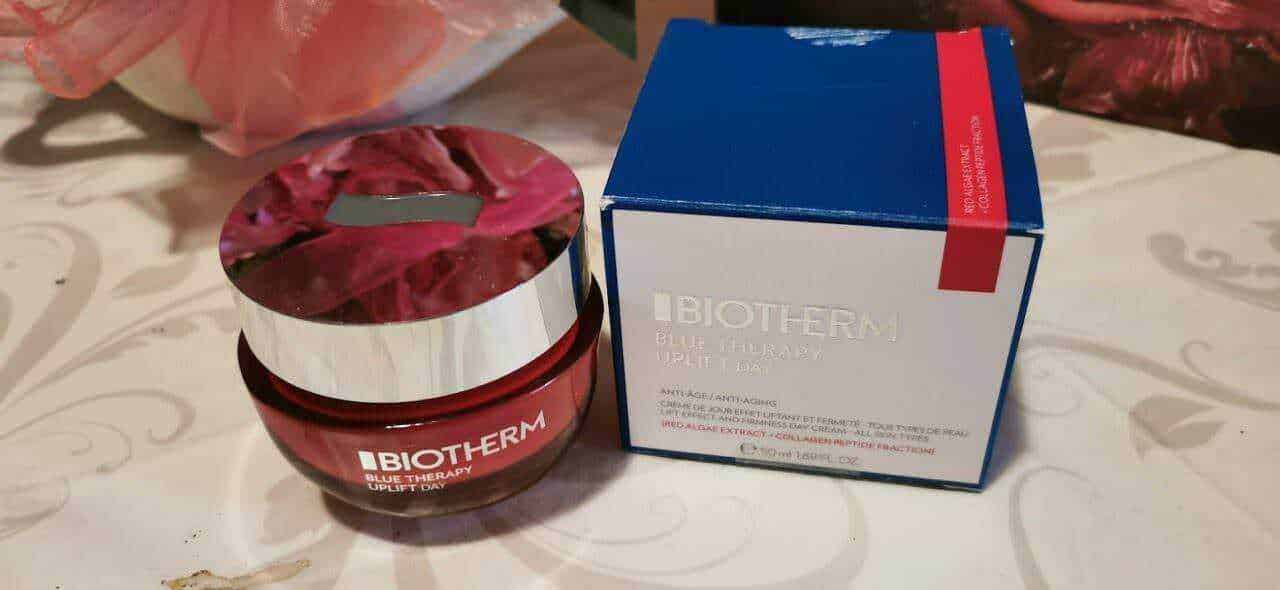 Crema lifting anti-età: Crema viso Biotherm Blue Therapy Uplift Day, trattamento anti età e rassodante, con estratti di collagene e antiossidanti, in confezione elegante per la cura della pelle.