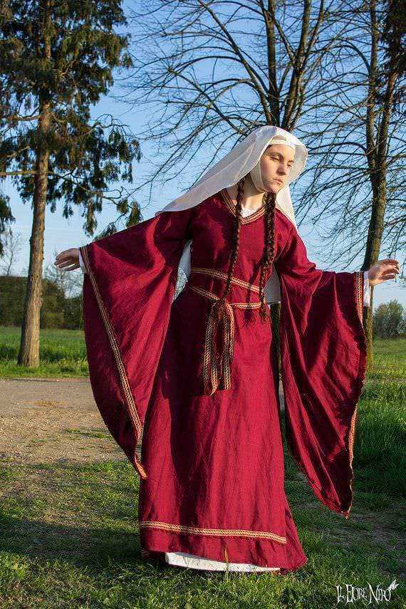 Bliaut, foto di Daniela – Il Fiore Nero, databile al XII secolo. Abbigliamento femminile nel medioevo