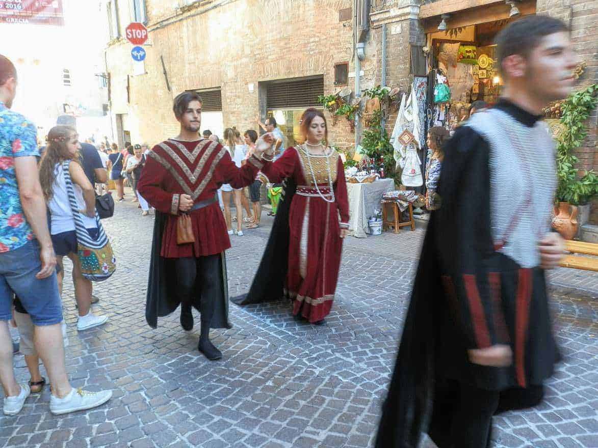 Acconciatura e copricapo femminile medievale