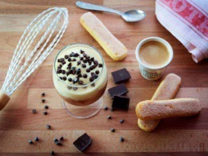 Barattolo di crema al cioccolato e caffè con biscotti sugli appunti, dolce colazione con cioccolato e caffè espresso.