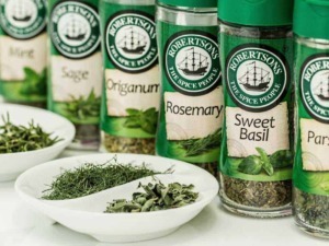 Erbe aromatiche rosa, origano, salvia e timo in barattoli di spezie Robertson's, ideali per cucinare piatti saporiti e profumati. Aromi freschi e secchi per cucina mediterranea e ricette creative.