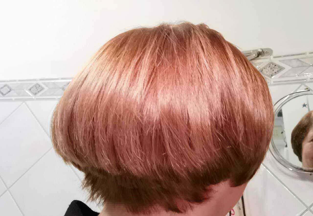 Erbe ayurvediche per crescita capelli, 5 tipi 6 Lieve capelli cortissimi con sfumature di colore rosato, stile bob moderno, perfetti per un look alla moda e originale. Capelli lisci, ben curati, sotto la luce naturale.