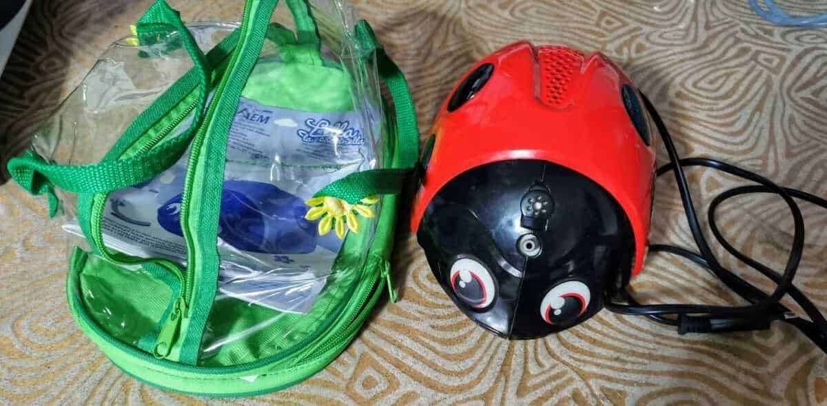 Casco da bici con occhi giocosi e sacca trasparente verde, ideale per protezione e sicurezza durante le attività all'aperto.
