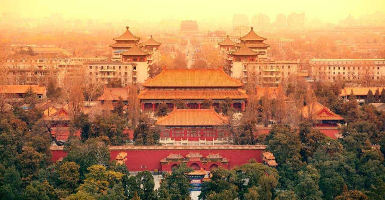 Stranezze e curiosità sulla cina: Antica architettura cinese con pagode e giardini, stile tradizionale, al tramonto, simbolo di cultura e storia cinese, immersa nel verde, paesaggio urbano storico e culturale.