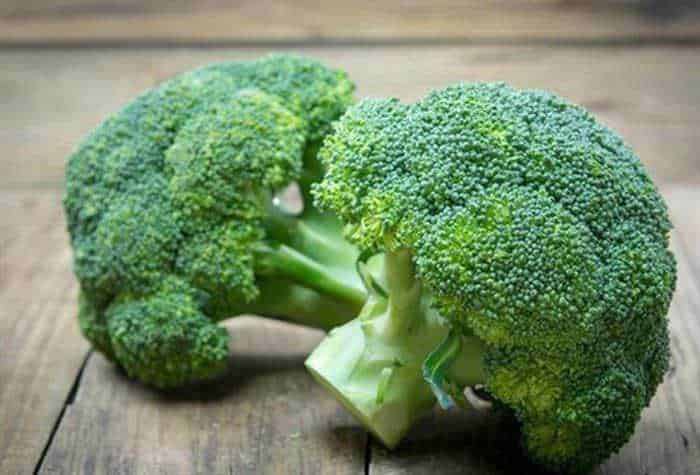 Broccoli fresco su tavola di legno, verdura salutare ricca di nutrienti, perfetta per ricette healthy, cucina naturale e di stagione. Ideale per un'alimentazione equilibrata e gustosa.