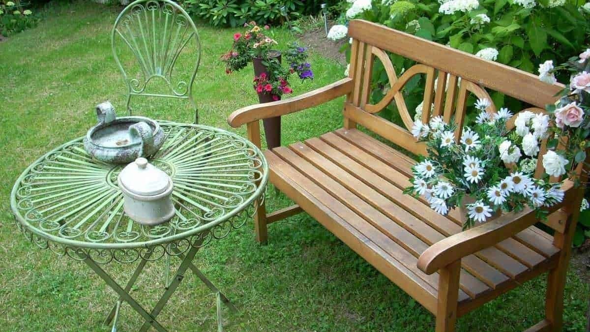 Finestra, elettrodomestici, utensili da cucina, oggetti di uso quotidiano, arredamento da giardino, decorazioni, oggetti vintage, strumenti di cucina, tappeti, candele, fiori.