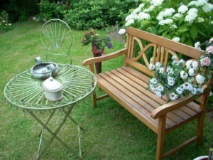 Finestra, elettrodomestici, utensili da cucina, oggetti di uso quotidiano, arredamento da giardino, decorazioni, oggetti vintage, strumenti di cucina, tappeti, candele, fiori.
