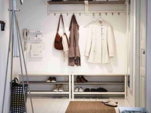Armadio ingresso con scarpe e cappotti, stile minimalista, arredamento funzionale, organizzazione ottimale, decorazione moderna di casa, idee per l'entrata.