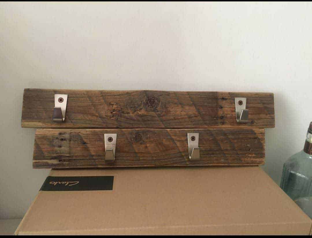 Legno rustico con ganci in metallo per appendere, decorazione moderna per casa e cucina. Elemento di arredo in legno naturale, ideale per ambienti rustici o industriali. Design semplice e funzionale.