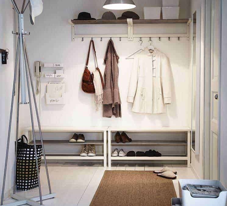 Armadio ingresso con scarpe e cappotti, stile minimalista, arredamento funzionale, organizzazione ottimale, decorazione moderna di casa, idee per l'entrata.