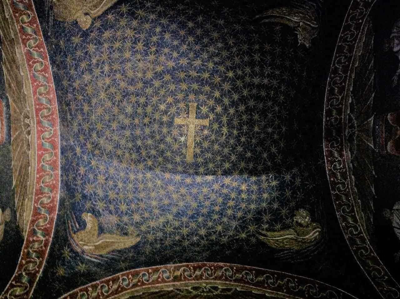 Croce dorata su sfondo stellato in affresco medievale, decorazione liturgica plafondic in chiesa antica, simbolo di fede cristiana e arte religiosa, dettagli artistici su soffitto storico.