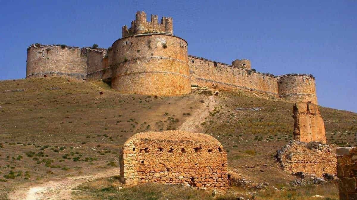 Castello medievale su collina, struttura storica, fortezza antica, architettura in pietra, monumento storico, viaggio culturale, storia antica, destinazione turistica.
