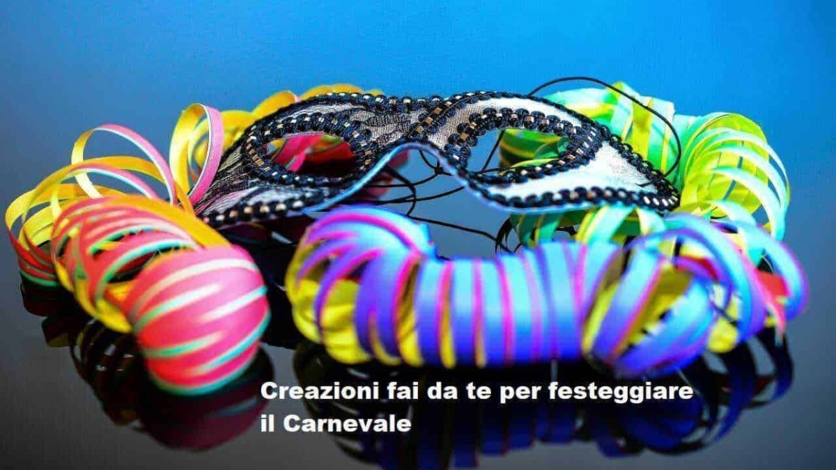Colorati accessori di Carnevale fatti a mano, tra masque e fiori di plastica, perfetti per feste e eventi carnavaleschi, creazioni uniche e originali.