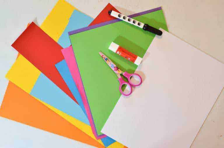 Creazioni fai da te per il Carnevale:  fogli di carta, forbici, colla e penne per creatività e crafting,