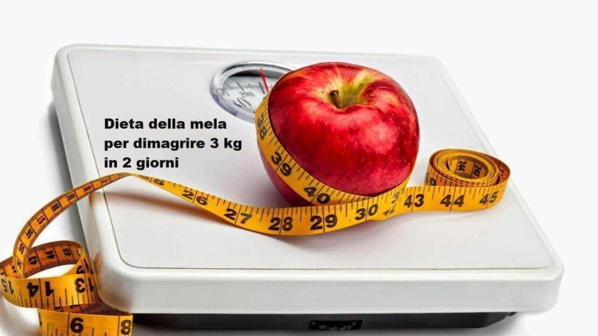 Dieta della mela per dimagrire 3 kg in 2 giorni, con bilancia, mela rossa e metro a nastro giallo ottimizzato SEO.