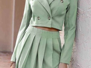 Elegante completo donna in coordinato pantaloni e giacca cropped color verde menta, stile sofisticato e moderno per look estivi e primaverili.