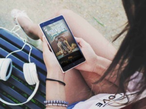 Scarpe e cuffie bianche, donna che guarda un ebook sullo smartphone mentre è seduta su una panchina all'aperto, ambientazione estiva, relax e tempo libero, tema lettura digitale e tecnologia.