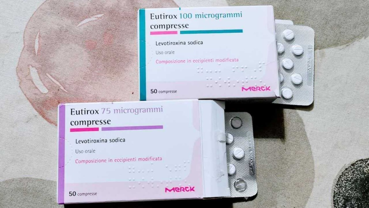 Eutirox 75 e 100 microgrammi compresse, farmaci per il trattamento dell'ipotiroidismo, confezioni con blister di compresse bianche e confezioni colorate, su sfondo neutro.