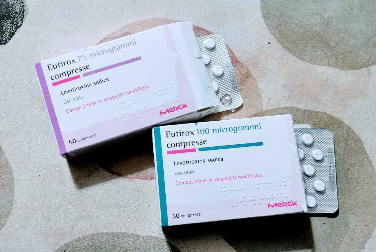 Eutirox compresse farmaceutiche di levotiroxina sodica in blister, farmaco per ipotiroidismo, evidenziati sugli scatti di tempo e salute.