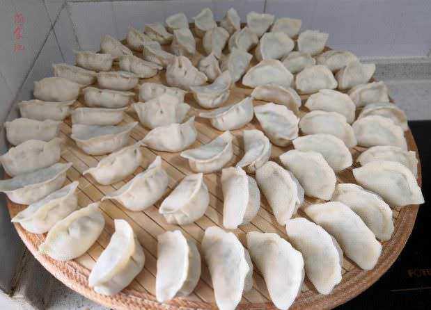 File name: tortellini-fatti-in-casa-su-tavola-di-legno.jpg.