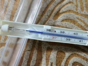 Termometro digitale per la misurazione della temperatura corporea, apparecchio medico, uso sanitario, strumenti diagnostici, apparecchio di precisione per la salute.