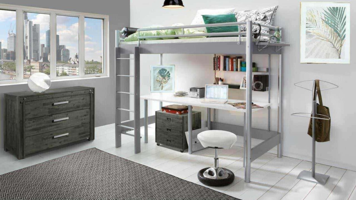 Letto a soppalco con scrivania e libreria in una camera moderna con vista sulla città.