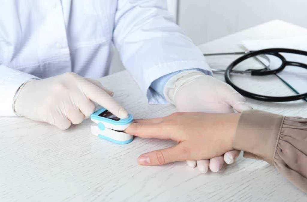 Rilevamento glicemia digitale in un ambiente clinico, medico che esegue analisi del sangue, diagnosi diabetica, strumenti medici, attenzione alla salute e benessere.
