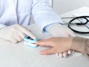 Rilevamento glicemia digitale in un ambiente clinico, medico che esegue analisi del sangue, diagnosi diabetica, strumenti medici, attenzione alla salute e benessere.