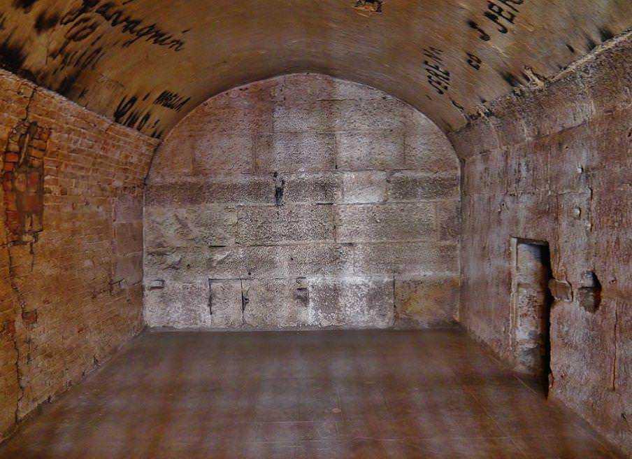 Vecchia cava in pietra con volta a botte, interno rustico con pareti di mattoni e pietra. Spazio autentico e storico, ideale per ambientazioni suggestive o progetti di restauro.