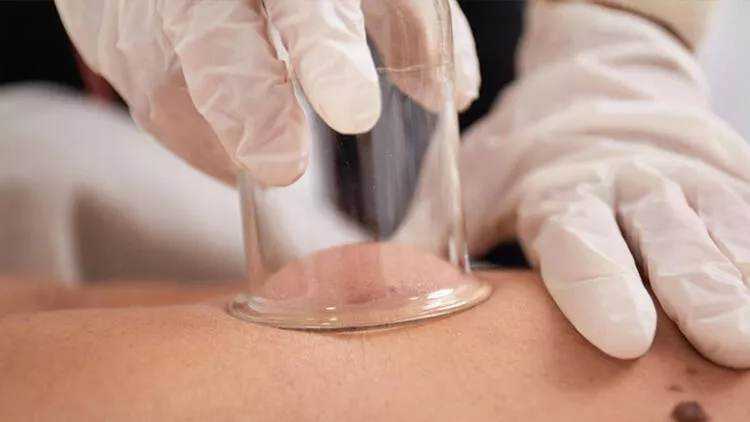 Esecuzione di un'ecografia o trattamento terapeutico sulla pelle con strumenti medici, in ambiente clinico. Trattamento medico, tecnologia sanitaria, diagnosi e cura con apparecchi medici professionali.