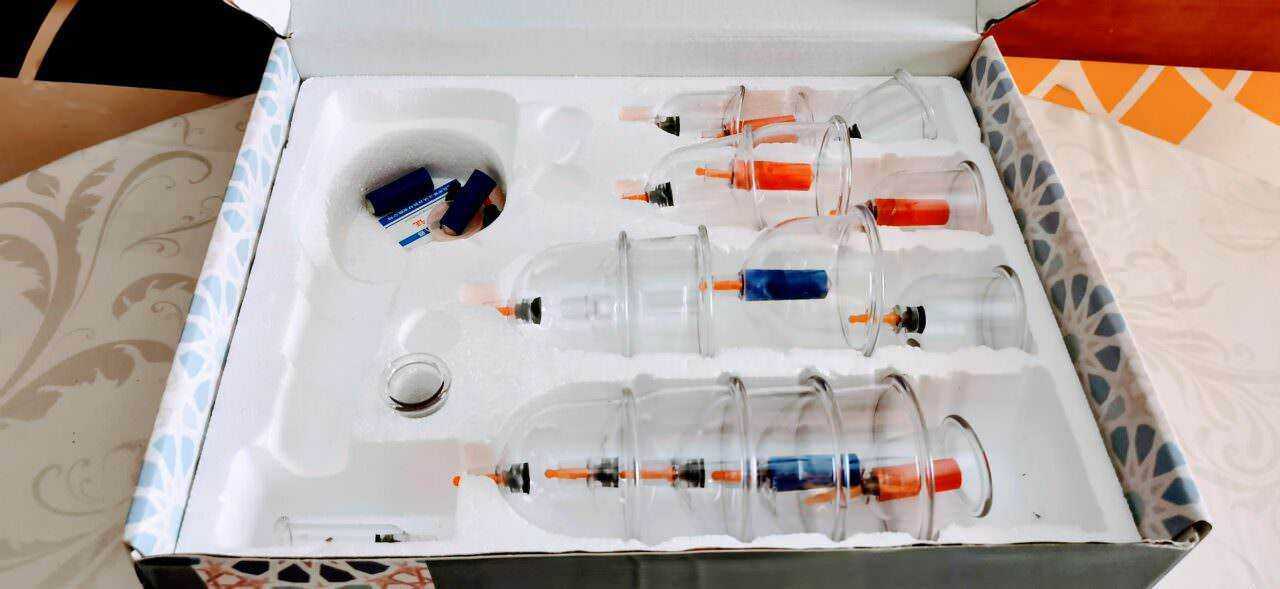 Pompe di insulina e siringhe in confezione, dispositivi medici per gestione diabete, strumenti per infusione insulinica, tecnologie sanitarie per terapia diabete.