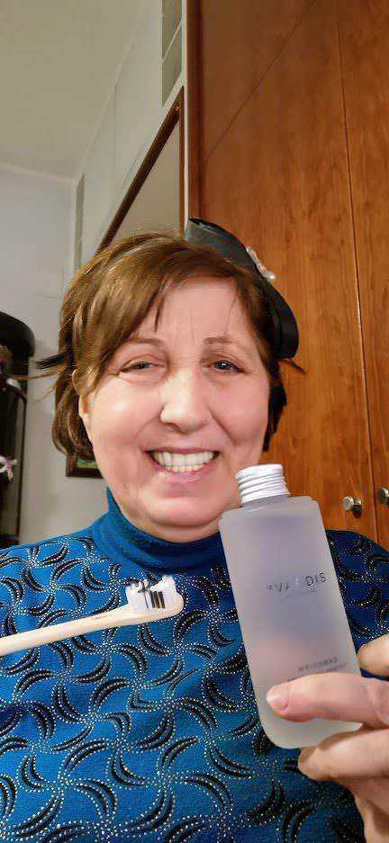 Rimuovere il calcare dall'acqua, donna che si lava i denti con acqua distillata, igiene orale, routines di bellezza, prevenzione dei denti, cura quotidiana, uso di acqua purificata, bellezza e salute dentale, routine di igiene, cura dei denti quotidiana.